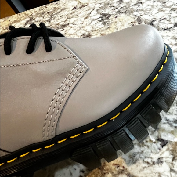 NEW Dr. Martens AUDRICK  LEATHER PLATFORM SHOES In VINTAGE TAUPE, Size 8 or 9 - Picture 12 of 15